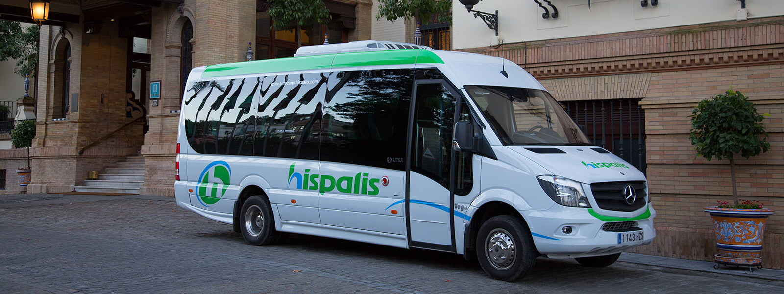 Microbús en el Hotel Alfonso XIII de Sevilla
